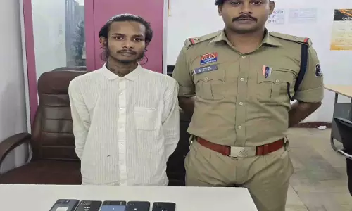 पता पूछने और लिफ्ट मांगने के बहाने मोबाइल झपटमारी, 5 फोन के साथ आरोपी गिरफ्तार पता पूछने और लिफ्ट मांगने के बहाने मोबाइल झपटमारी, 5 फोन के साथ आरोपी गिरफ्तार