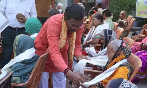 वृद्धजन समाज की महत्वपूर्ण धरोहर, अंतर्राष्ट्रीय वृद्धजन दिवस पर वृद्धजनों का हुआ सम्मान वृद्धजन समाज की महत्वपूर्ण धरोहर, अंतर्राष्ट्रीय वृद्धजन दिवस पर वृद्धजनों का हुआ सम्मान