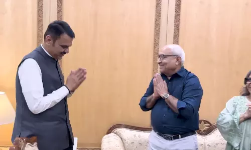 कैप्टन स्मित माछर के परिवार से मिले सीएम फडणवीस कैप्टन स्मित माछर के परिवार से मिले सीएम फडणवीस