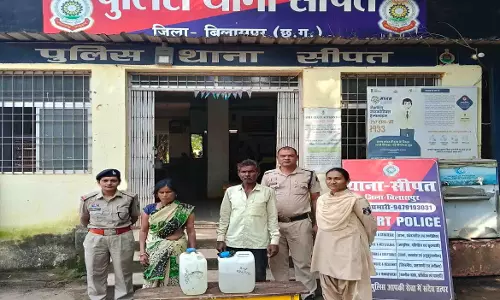 अवैध महुआ शराब पर पुलिस की रेड, 12 लीटर शराब के साथ दो गिरफ्तार अवैध महुआ शराब पर पुलिस की रेड, 12 लीटर शराब के साथ दो गिरफ्तार