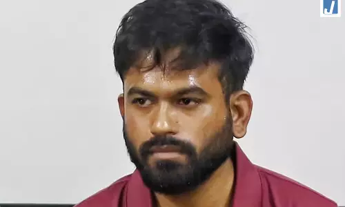 तलवार के साथ गिरफ्तार हुए कॉकरोच दीपके