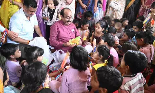 बच्चों के अंदर अपना बचपना ढूंढता हूं... जमीन पर बैठकर बच्चों संग खेले अरुण साव