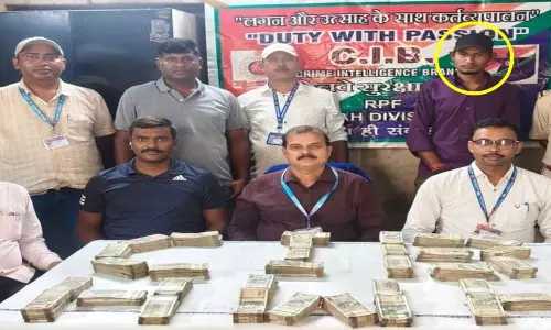 हावड़ा स्टेशन पर यात्री के पास मिले 44 लाख रुपए कैश, सोना खरीदने की बताई वजह हावड़ा स्टेशन पर यात्री के पास मिले 44 लाख रुपए कैश, सोना खरीदने की बताई वजह