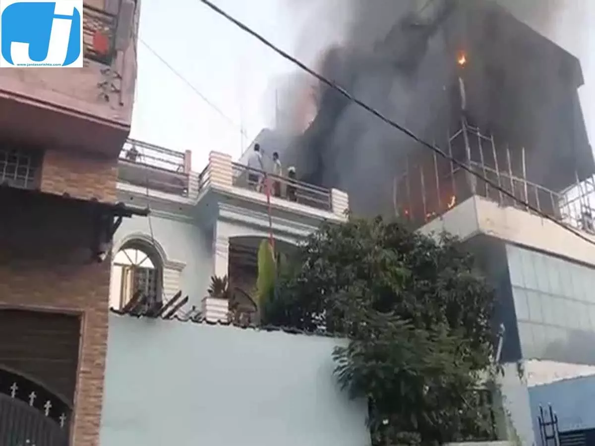 हुंडई कार सर्विस सेंटर में भीषण आग, बिल्डिंग से ऊंची उठीं लपटें हुंडई कार सर्विस सेंटर में भीषण आग, बिल्डिंग से ऊंची उठीं लपटें