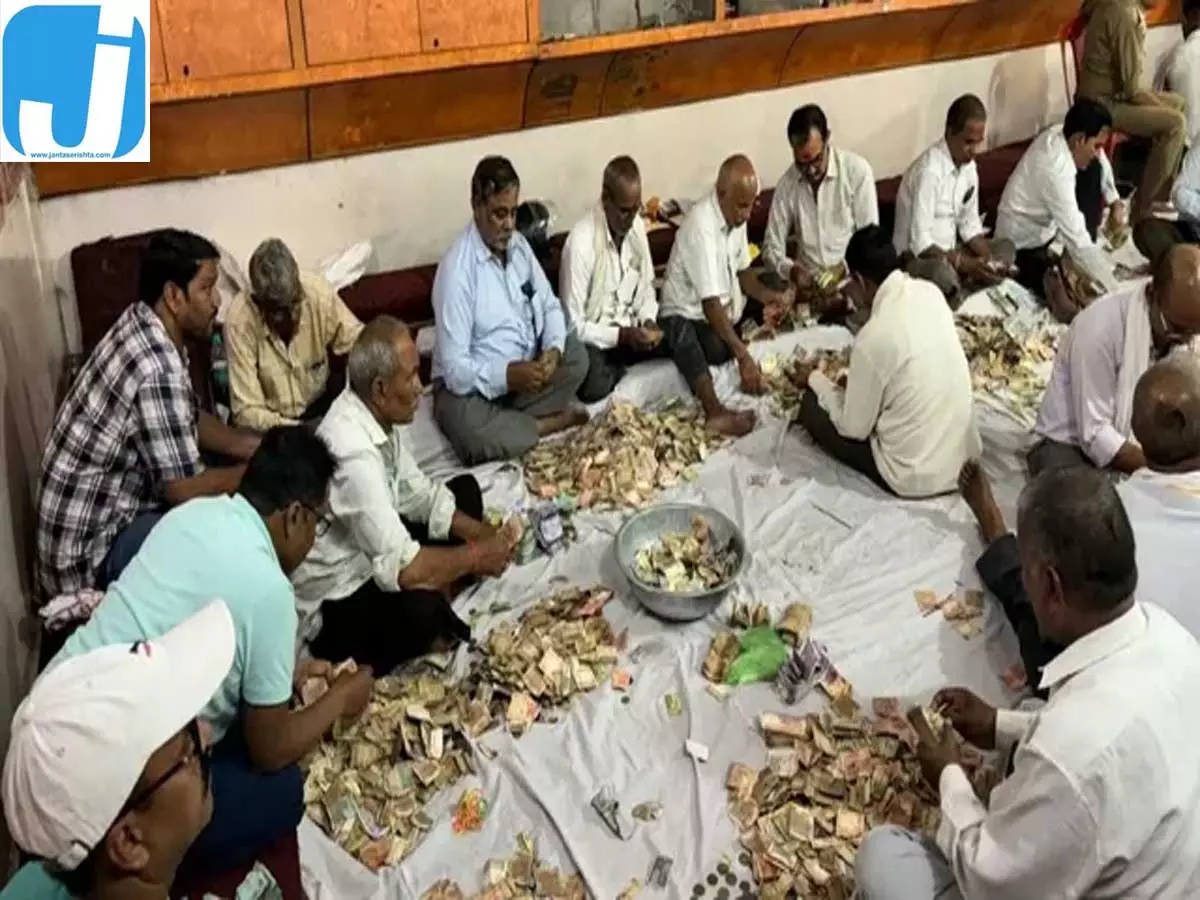 विंध्यवासिनी मंदिर के दानपात्र खुले, 20 लाख से ज्यादा की राशि मिली विंध्यवासिनी मंदिर के दानपात्र खुले, 20 लाख से ज्यादा की राशि मिली