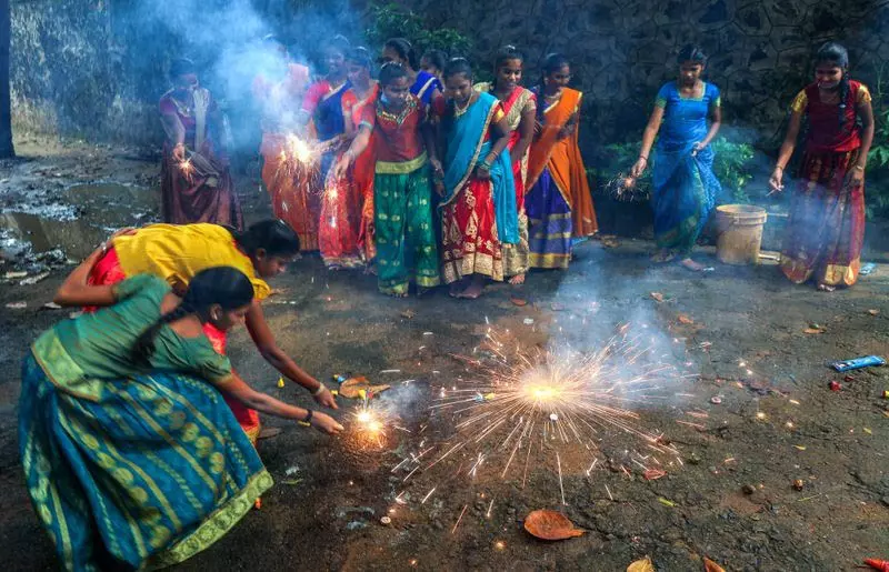 दिवाली पर पटाखों के पूर्ण प्रतिबंध से सुप्रीम कोर्ट का इनकार दिवाली पर पटाखों के पूर्ण प्रतिबंध से सुप्रीम कोर्ट का इनकार