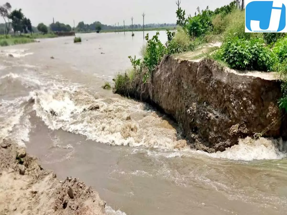 सारण तटबंध टूटने से हड़कंप, आधा दर्जन प्रखंडों पर बाढ़ का खतरा सारण तटबंध टूटने से हड़कंप, आधा दर्जन प्रखंडों पर बाढ़ का खतरा