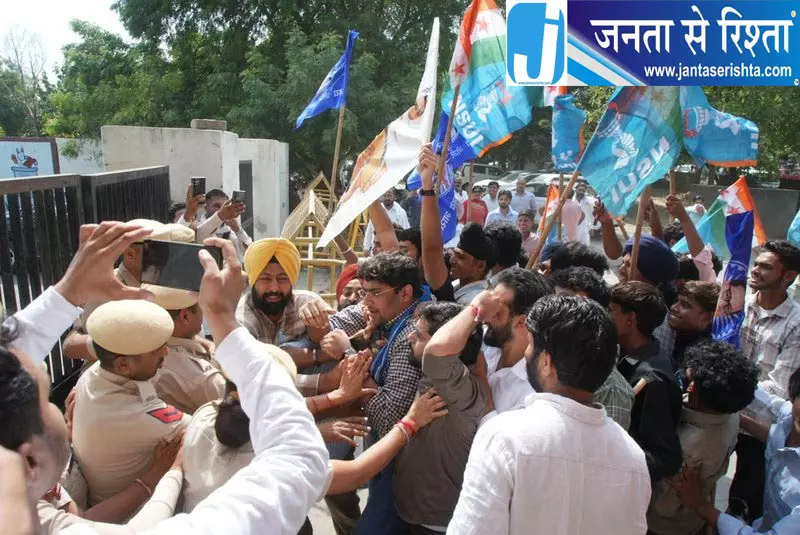 सिरसा में NSUI का विरोध प्रदर्शन सिरसा में NSUI का विरोध प्रदर्शन