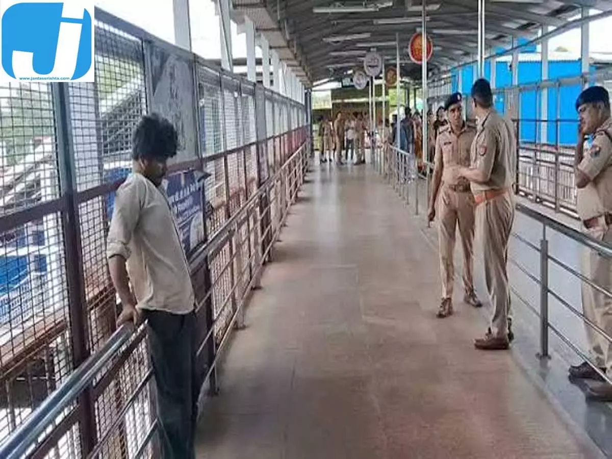 फुटओवर ब्रिज पर युवक की लाश मिलने से हड़कंप, पुलिस जांच में जुटी फुटओवर ब्रिज पर युवक की लाश मिलने से हड़कंप, पुलिस जांच में जुटी