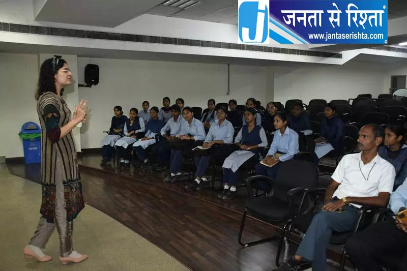 करियर मार्गदर्शन के लिए मेडिकल कॉलेज पहुंचीं छात्राएं करियर मार्गदर्शन के लिए मेडिकल कॉलेज पहुंचीं छात्राएं