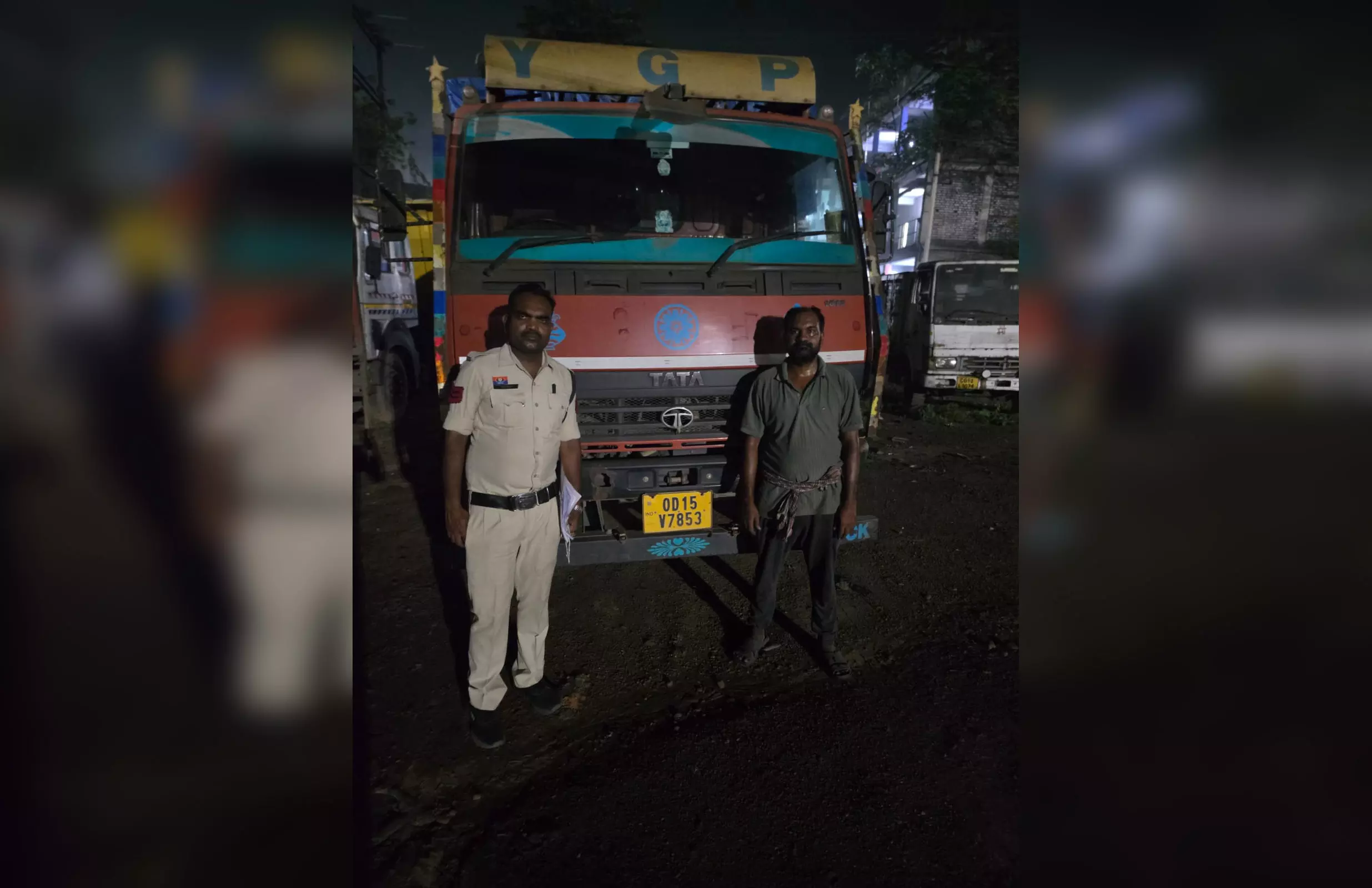 14 टन स्क्रैप से लदा माजदा वाहन पकड़ा, ₹11.98 लाख की संपत्ति जब्त 14 टन स्क्रैप से लदा माजदा वाहन पकड़ा, ₹11.98 लाख की संपत्ति जब्त