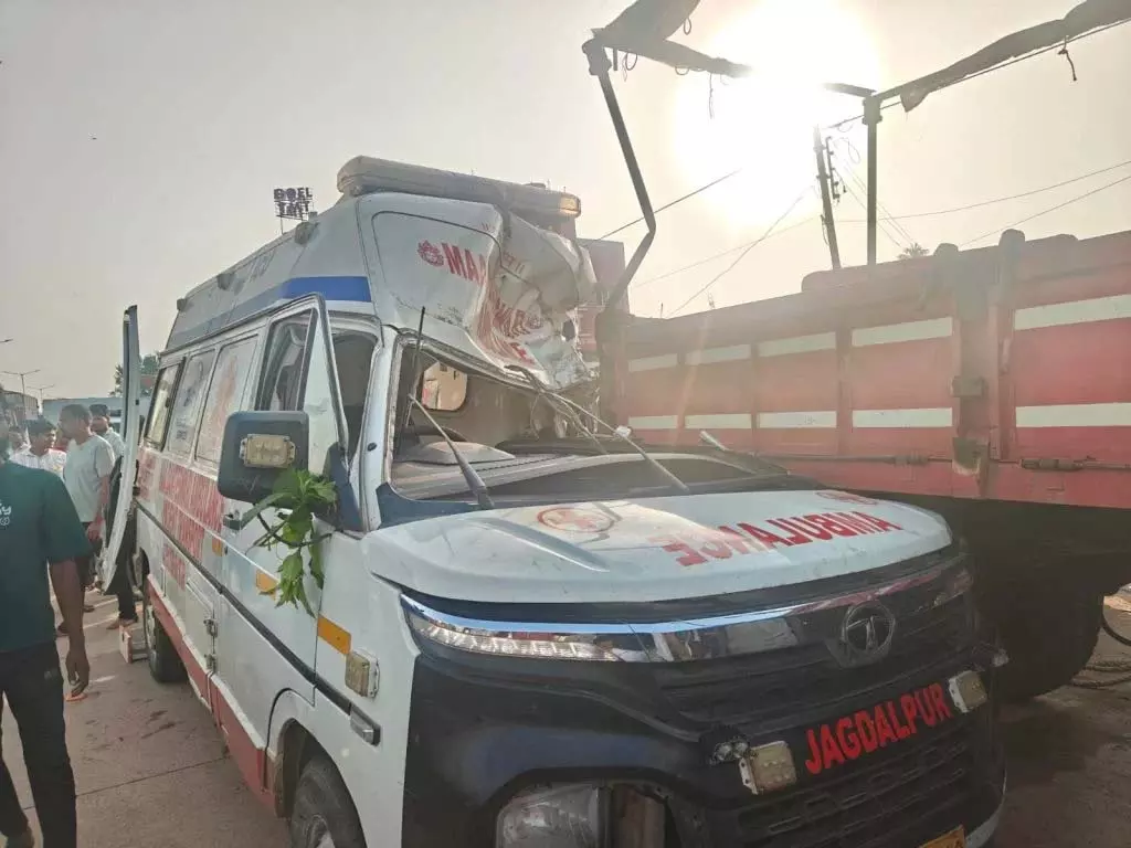 शव लेकर जा रही एम्बुलेंस हादसे का शिकार, नर्स की मौके पर मौत शव लेकर जा रही एम्बुलेंस हादसे का शिकार, नर्स की मौके पर मौत