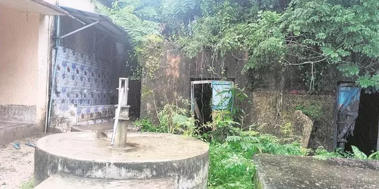 जर्जर स्कूलों में बच्चों की सुरक्षा खतरे में जर्जर स्कूलों में बच्चों की सुरक्षा खतरे में