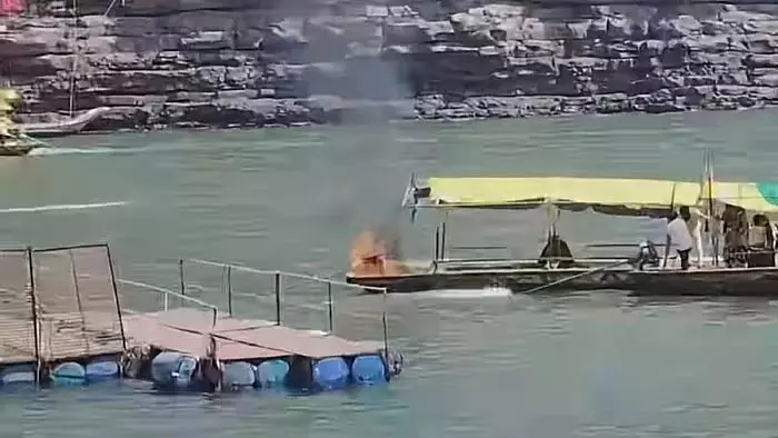 ओंकारेश्वर में नाव में लगी आग, यात्री सुरक्षित ओंकारेश्वर में नाव में लगी आग, यात्री सुरक्षित