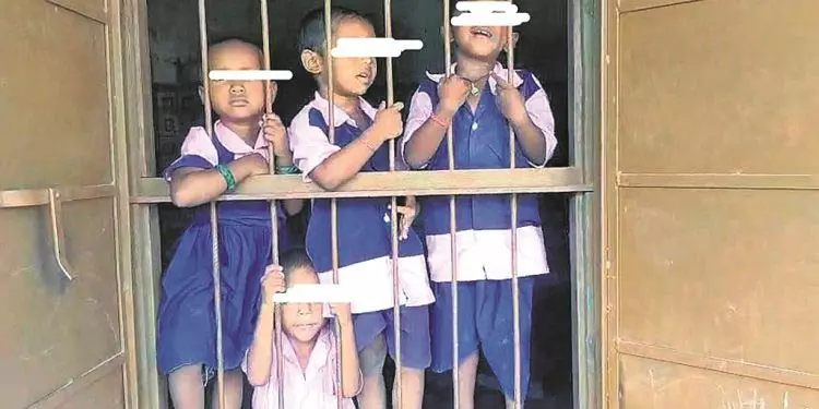 बच्चों को ताला लगाकर राशन लेने गई आंगनवाड़ी कार्यकर्ता बच्चों को ताला लगाकर राशन लेने गई आंगनवाड़ी कार्यकर्ता
