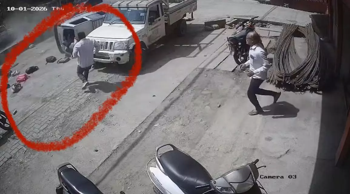 जबलपुर में स्कूल वैन और कार की टक्कर, आठ छात्र घायल, CCTV में कैद हुआ हादसा जबलपुर में स्कूल वैन और कार की टक्कर, आठ छात्र घायल, CCTV में कैद हुआ हादसा