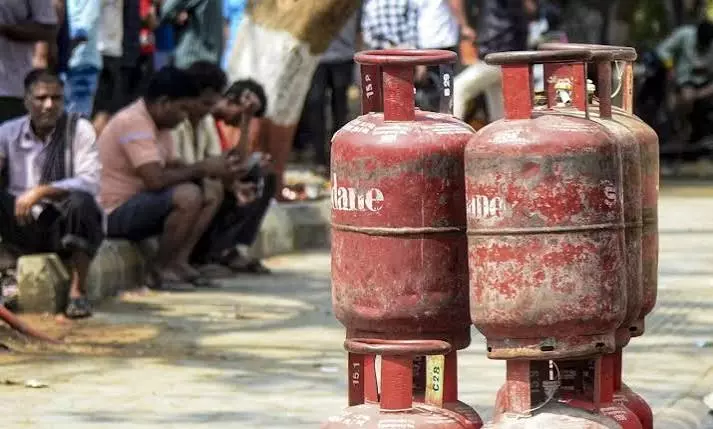 मार्गेरिटा में LPG विवाद गहराया, हैंडबुक फेंकी गई और छापेमारी जारी मार्गेरिटा में LPG विवाद गहराया, हैंडबुक फेंकी गई और छापेमारी जारी