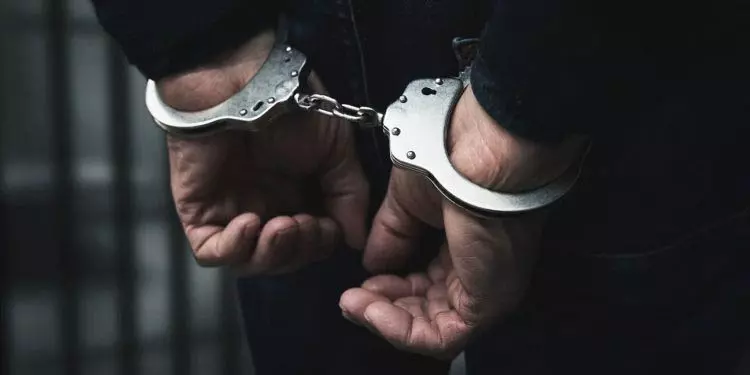 पत्नी की हत्या के आरोप में पति गिरफ्तार पत्नी की हत्या के आरोप में पति गिरफ्तार