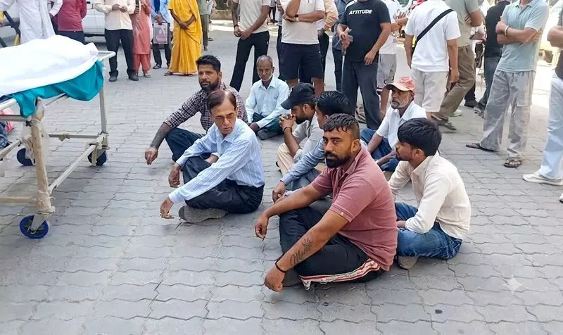 डॉक्टर की लापरवाही से युवक की मौत का आरोप डॉक्टर की लापरवाही से युवक की मौत का आरोप