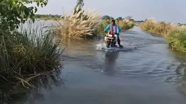 सरयू फिर उफान पर, खतरे के निशान से 54 सेंटीमीटर ऊपर पहुंचा जलस्तर सरयू फिर उफान पर, खतरे के निशान से 54 सेंटीमीटर ऊपर पहुंचा जलस्तर