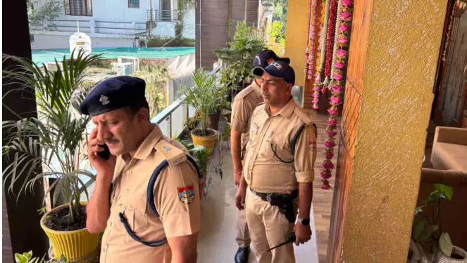 बीजेपी पार्षद के घर लूट, खाने में नशीला पदार्थ मिलाकर परिवार को किया बेहोश बीजेपी पार्षद के घर लूट, खाने में नशीला पदार्थ मिलाकर परिवार को किया बेहोश