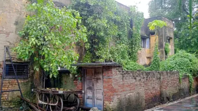 अफसरों के बंगले चमकदार, कर्मचारियों के जर्जर आवास बने खतरा अफसरों के बंगले चमकदार, कर्मचारियों के जर्जर आवास बने खतरा