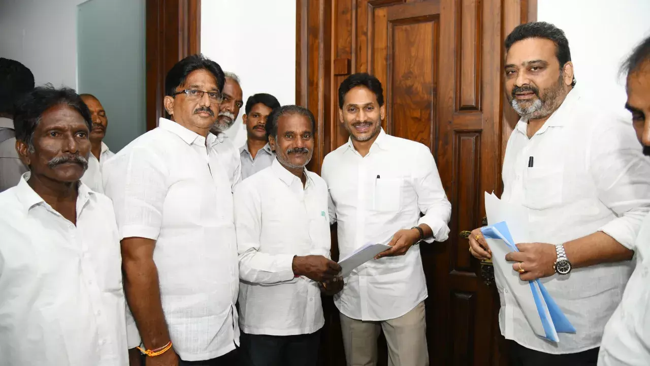 जगन का ऐलान: लंका जमीन मामले में किसानों को दिलाएंगे न्याय जगन का ऐलान: लंका जमीन मामले में किसानों को दिलाएंगे न्याय