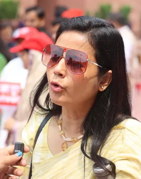 महुआ मोइत्रा को धार्मिक भावनाएं आहत करने के मामले में कलकत्ता हाईकोर्ट से राहत, गिरफ्तारी पर अंतरिम रोक बढ़ी महुआ मोइत्रा को धार्मिक भावनाएं आहत करने के मामले में कलकत्ता हाईकोर्ट से राहत, गिरफ्तारी पर अंतरिम रोक बढ़ी