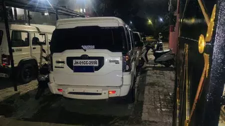 IPS पर रास्ता रोकने और धमकी देने के आरोप, पत्रकार के परिवार की शिकायत पर सियासत तेज IPS पर रास्ता रोकने और धमकी देने के आरोप, पत्रकार के परिवार की शिकायत पर सियासत तेज
