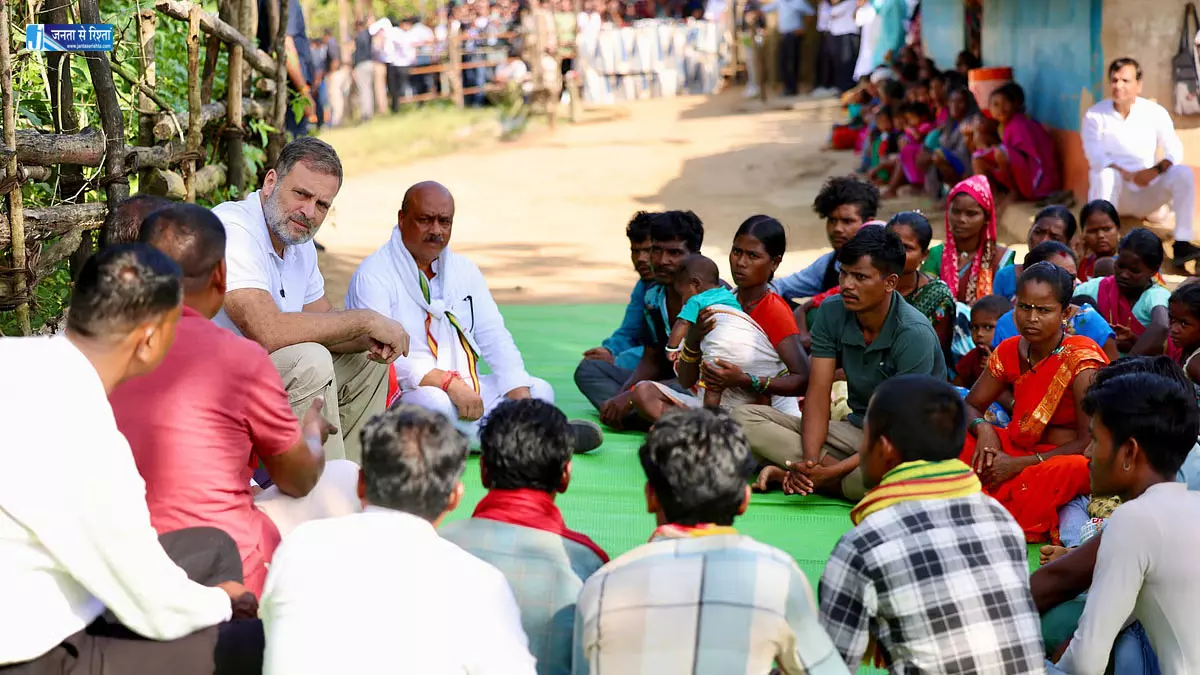 बालाघाट में आदिवासी परिवारों से मिले राहुल गांधी बालाघाट में आदिवासी परिवारों से मिले राहुल गांधी