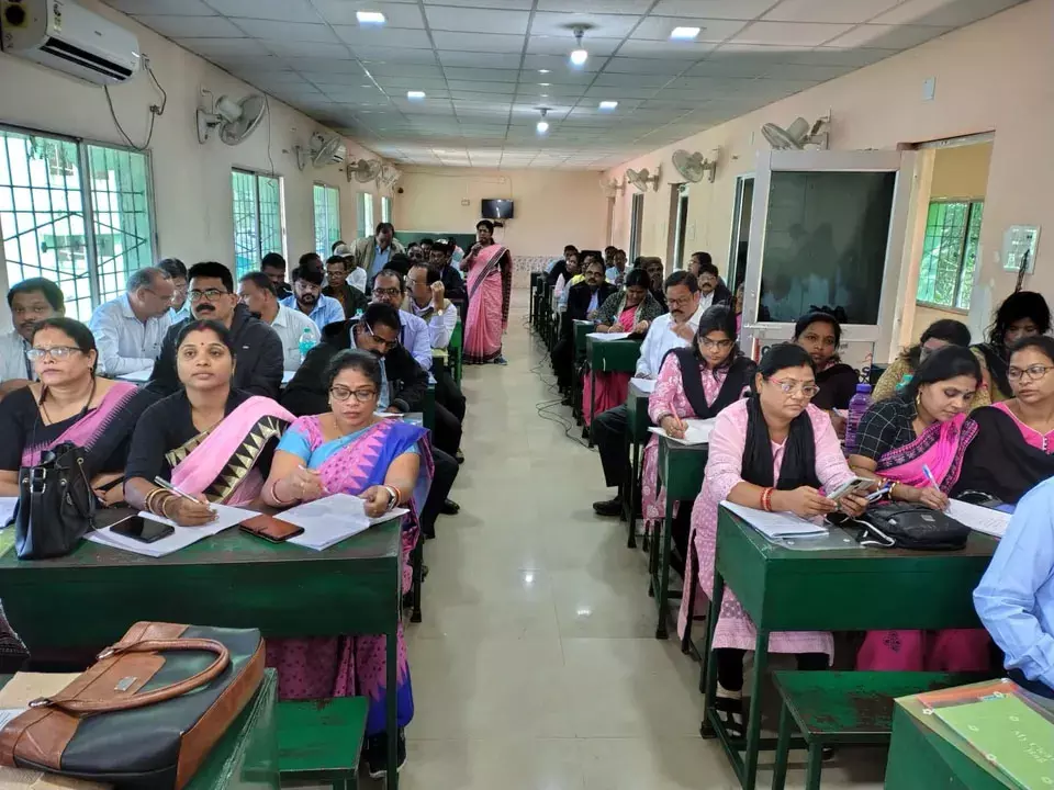ओडिशा में जूनियर टीचर्स की सेवाएं नियमित, 1 जनवरी 2026 से मिलेगा असिस्टेंट टीचर का दर्जा ओडिशा में जूनियर टीचर्स की सेवाएं नियमित, 1 जनवरी 2026 से मिलेगा असिस्टेंट टीचर का दर्जा
