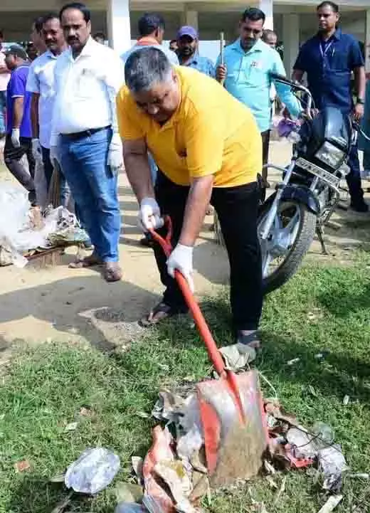 पर्यटन एवं संस्कृति मंत्री राजेश अग्रवाल ने थामा बेलचा और झाड़ू पर्यटन एवं संस्कृति मंत्री राजेश अग्रवाल ने थामा बेलचा और झाड़ू