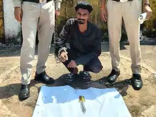 रैली के दौरान सड़क पर चाकू लहराकर लोगों को डराने वाला युवक गिरफ्तार रैली के दौरान सड़क पर चाकू लहराकर लोगों को डराने वाला युवक गिरफ्तार