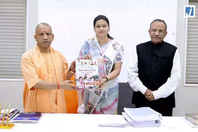 सीएम योगी से आगरा जिला पंचायत अध्यक्ष डॉ. मंजू भदौरिया और पूर्व विधायक डॉ. राजेन्द्र सिंह ने की भेंट सीएम योगी से आगरा जिला पंचायत अध्यक्ष डॉ. मंजू भदौरिया और पूर्व विधायक डॉ. राजेन्द्र सिंह ने की भेंट
