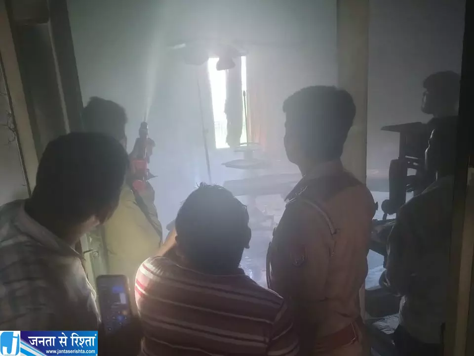 गोसाईंगंज के चक्रवर्ती आई हॉस्पिटल में लगी आग गोसाईंगंज के चक्रवर्ती आई हॉस्पिटल में लगी आग
