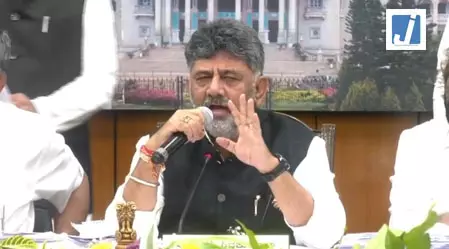 फॉर्म-7 के दुरुपयोग पर चुनाव आयोग कार्रवाई करे: डीके शिवकुमार फॉर्म-7 के दुरुपयोग पर चुनाव आयोग कार्रवाई करे: डीके शिवकुमार