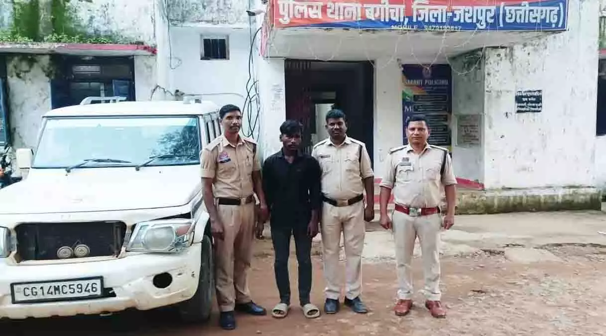 जादू-टोना के शक में ग्रामीण की बोलेरो से कुचलकर हत्या, मुख्य आरोपी गिरफ्तार जादू-टोना के शक में ग्रामीण की बोलेरो से कुचलकर हत्या, मुख्य आरोपी गिरफ्तार