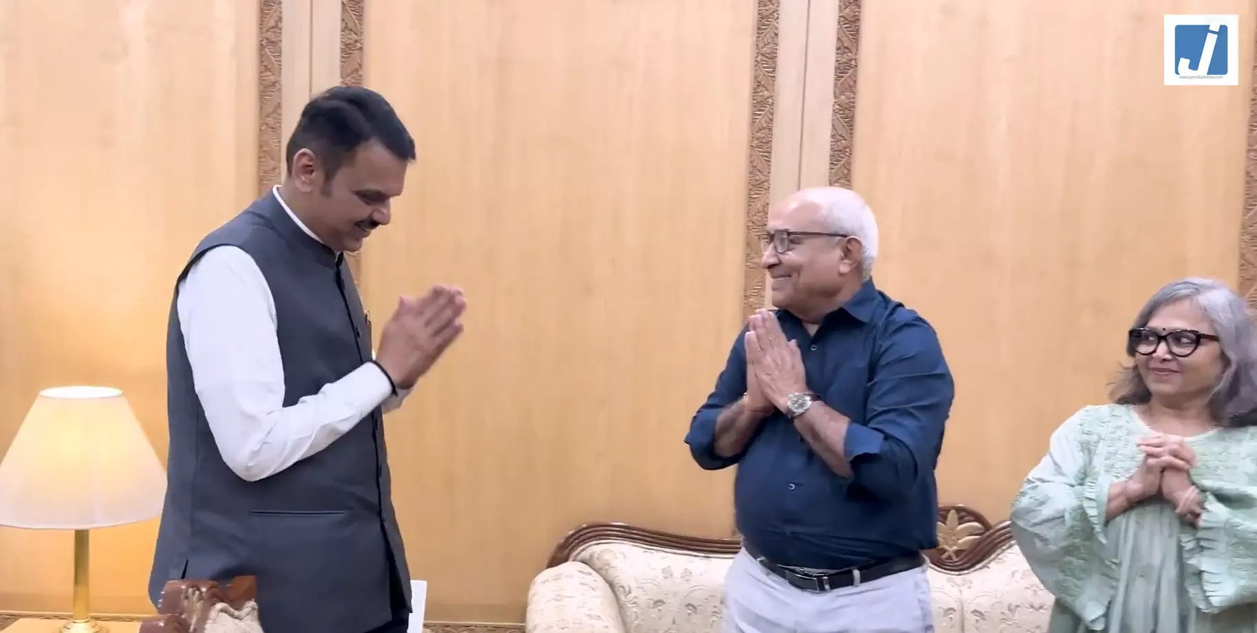 कैप्टन स्मित माछर के परिवार से मिले सीएम फडणवीस कैप्टन स्मित माछर के परिवार से मिले सीएम फडणवीस