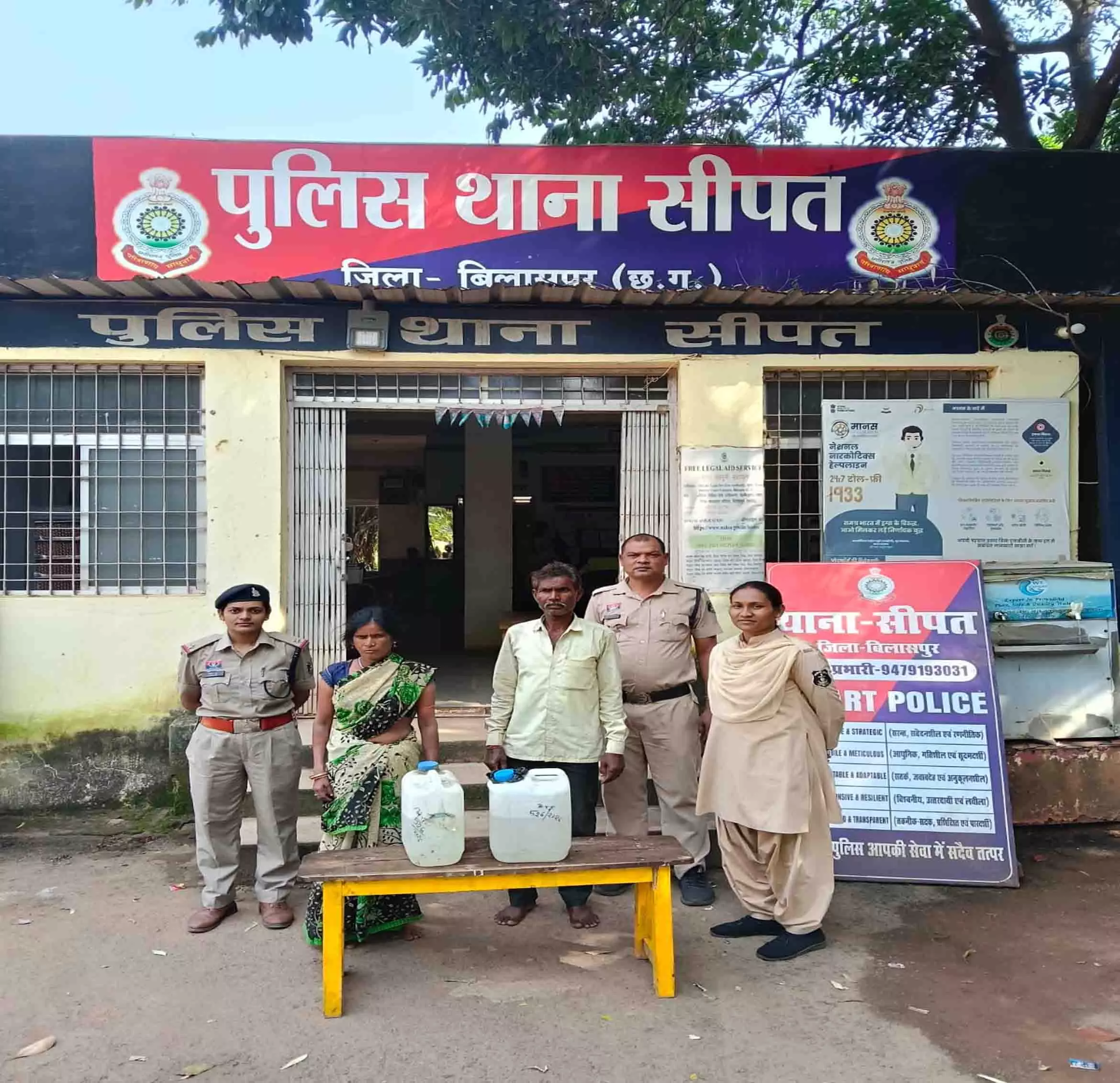अवैध महुआ शराब पर पुलिस की रेड, 12 लीटर शराब के साथ दो गिरफ्तार अवैध महुआ शराब पर पुलिस की रेड, 12 लीटर शराब के साथ दो गिरफ्तार