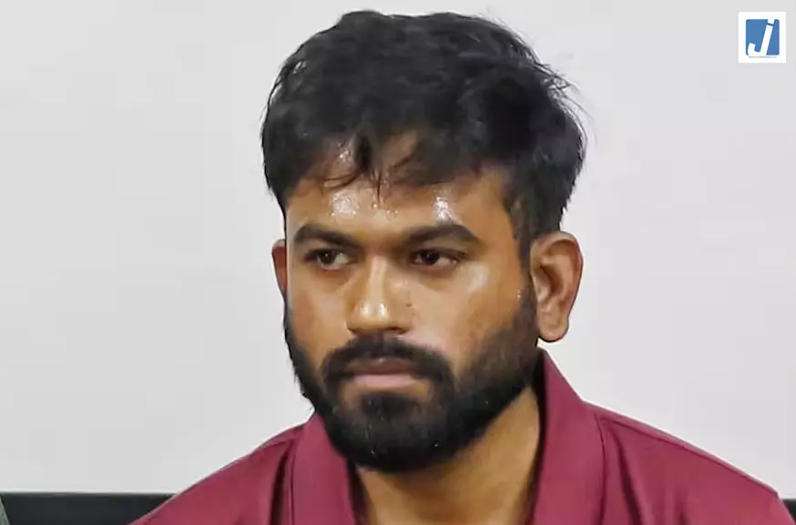 तलवार के साथ हिरासत में लिए गए कॉकरोच दीपके तलवार के साथ हिरासत में लिए गए कॉकरोच दीपके