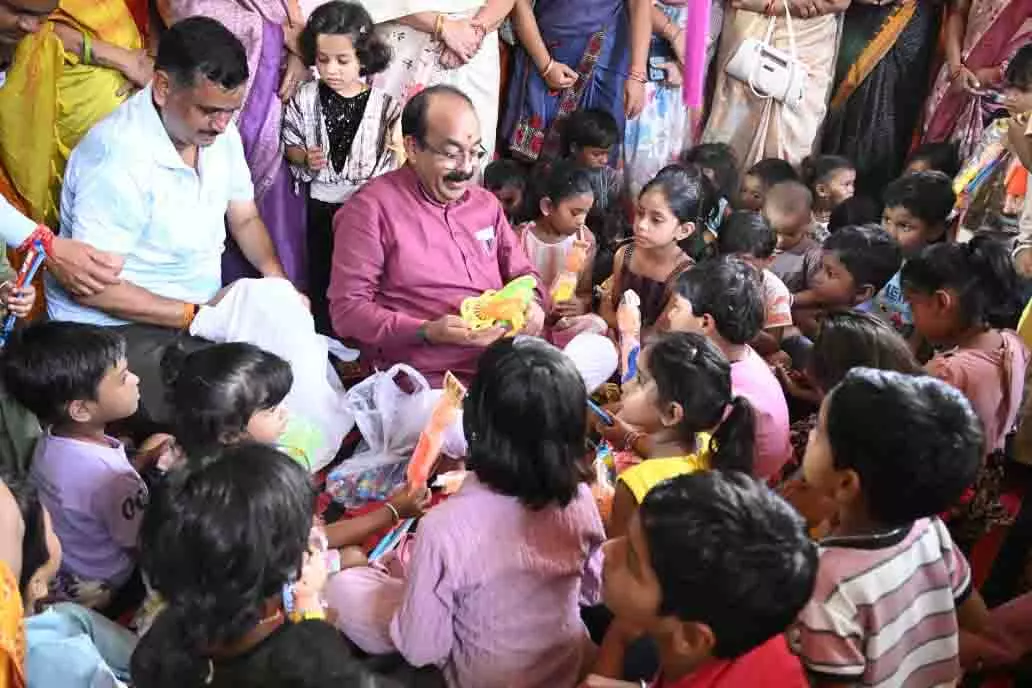 बच्चों के अंदर अपना बचपना ढूंढता हूं... जमीन पर बैठकर बच्चों संग खेले अरुण साव बच्चों के अंदर अपना बचपना ढूंढता हूं... जमीन पर बैठकर बच्चों संग खेले अरुण साव