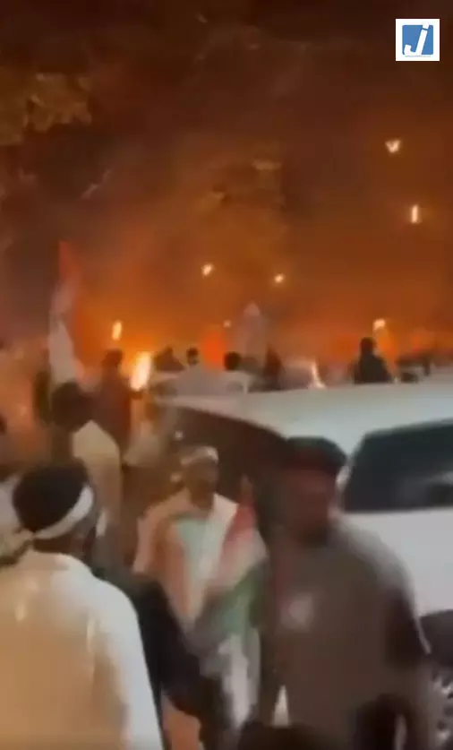 CEC ज्ञानेश कुमार के खिलाफ प्रदर्शन में भिड़े यूथ कांग्रेस-SFI कार्यकर्ता, जमकर चले पत्थर CEC ज्ञानेश कुमार के खिलाफ प्रदर्शन में भिड़े यूथ कांग्रेस-SFI कार्यकर्ता, जमकर चले पत्थर