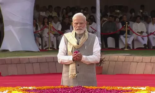 महात्मा गांधी के विचारों ने पूरी दुनिया को प्रेरित किया, पीएम मोदी ने राजघाट जाकर बापू को पुष्पांजलि अर्पित की