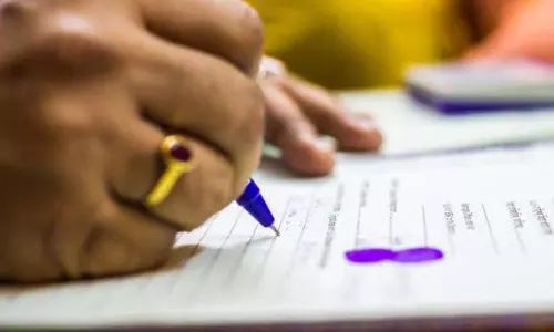 दिल्ली में महिला से मांगा गया जिंदा होने का सबूत दिल्ली में महिला से मांगा गया जिंदा होने का सबूत