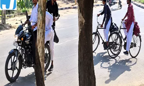 स्कूल से लौट रही छात्रा से बाइक पर छेड़छाड़, आरोपी पड़ोसी गिरफ्तार