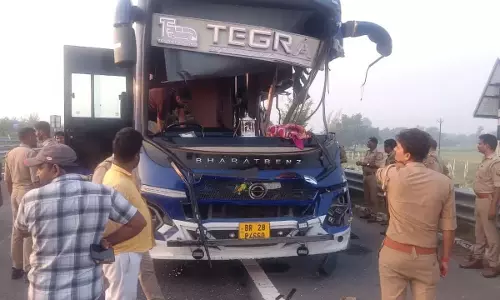गोरखपुर लिंक एक्सप्रेसवे पर भीषण हादसा, बस-ट्रेलर की टक्कर में 4 यात्रियों की मौत