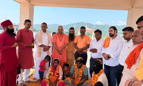 हरिद्वार के गंगा तट पर पीलीभीत के परिवार ने अपनाया हिंदू धर्म, हुआ नामकरण संस्कार हरिद्वार के गंगा तट पर पीलीभीत के परिवार ने अपनाया हिंदू धर्म, हुआ नामकरण संस्कार