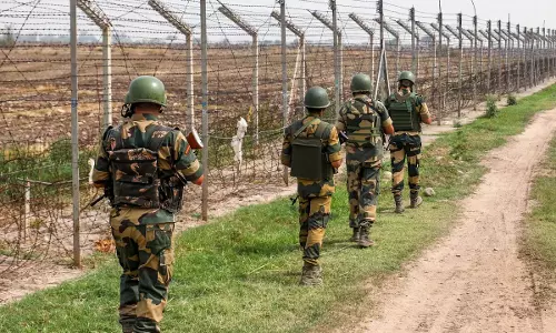 सांबा सीमा के पास बिहार का मजदूर हिरासत में, मोबाइल में मिले पाकिस्तानी नंबर सांबा सीमा के पास बिहार का मजदूर हिरासत में, मोबाइल में मिले पाकिस्तानी नंबर