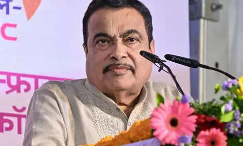 सड़क निर्माण में नदी की गाद के इस्तेमाल की बिहार नीति की गडकरी ने की सराहना सड़क निर्माण में नदी की गाद के इस्तेमाल की बिहार नीति की गडकरी ने की सराहना