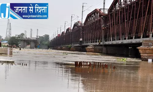 यमुना सफाई अभियान में शामिल हुए छात्र